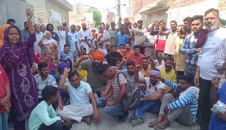 ਮਾਨਸਾ ’ਚ ਲੋਕਾਂ ਦਾ ਨਸ਼ਿਆਂ ਖਿਲਾਫ ਪ੍ਰਦਰਸ਼ਨ/ ਪੁਲਿਸ ਪ੍ਰਸ਼ਾਸਨ ’ਤੇ ਢਿੱਲੀ ਕਾਰਵਾਈ ਦੇ ਇਲਜ਼ਾਮ/ ਬਣਦੀ ਕਾਰਵਾਈ ਦੀ ਮੰਗ ਨੂੰ ਲੈ ਕੇ ਕੀਤੀ ਨਾਅਰੇਬਾਜ਼ੀ