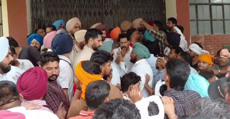 ਕੋਟਕਪੂਰਾ ’ਚ ਕਾਂਗਰਸ ਤੇ ਆਪ ਵਰਕਰਾਂ ਵਿਚਾਲੇ ਤਕਰਾਰ/ ਨਾਮਜ਼ਦਗੀ ਭਰਨ ਦੌਰਾਨ ਆਹਮੋ ਸਾਹਮਣੇ ਹੋਈਆਂ ਦੋਵੇ ਧਿਰਾਂ/ ਮੌਕੇ ਤੇ ਪਹੁੰਚੀ ਪੁਲਿਸ ਨੇ ਸ਼ਾਂਤ ਕਰਵਾਇਆ ਮਾਮਲਾ
