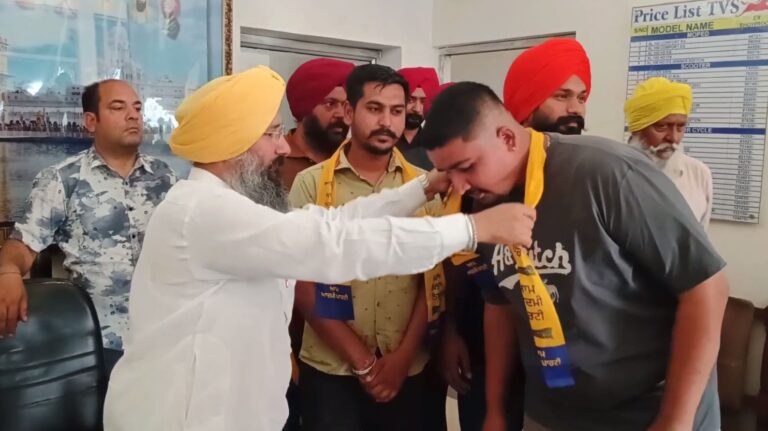 ਗੁਰਦਾਸਪੁਰ ’ਚ ਆਮ ਆਦਮੀ ਪਾਰਟੀ ਨੂੰ ਹੁਲਾਰਾ/ ਕਾਰੋਬਾਰੀ ਦੇਵ ਗੋਤਰਾ ਆਪ ਆਦਮੀ ਪਾਰਟੀ ’ਚ ਸ਼ਾਮਲ/ ਵੱਡੀ ਗਿਣਤੀ ਨੌਜਵਾਨਾਂ ਨੇ ਵੀ ਕੀਤੀ ਸ਼ਮੂਲੀਅਤ