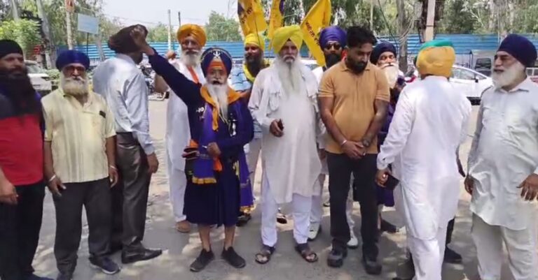ਜਲੰਧਰ ’ਚ ਅਕਾਲੀ ਦਲ ਵਾਰਿਸ ਪੰਜਾਬ ਦਾ ਪ੍ਰਦਰਸ਼ਨ/ ਕਾਂਗਰਸੀ ਆਗੂ ਸੁਖਜਿੰਦਰ ਰੰਧਾਵਾ ਦਾ ਫੂਕਿਆ ਪੁਤਲਾ/ ਅੰਮ੍ਰਿਤਪਾਲ ਦੀ ਐਨਐਸਏ ਬਾਰੇ ਦਿੱਤੇ ਬਿਆਨ ਦੀ ਨਿਖੇਧੀ
