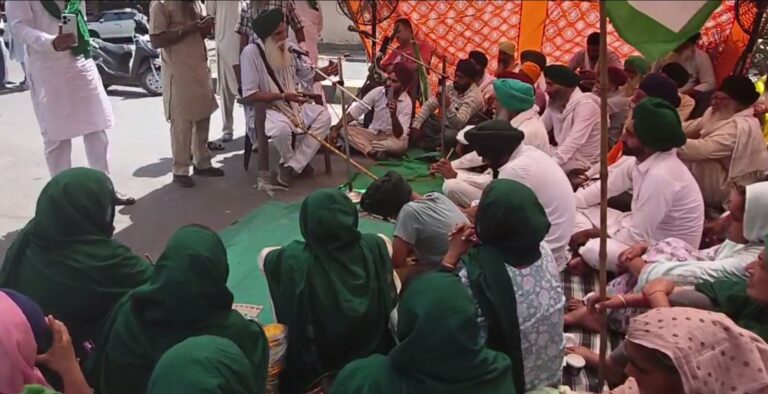 ਅੰਮ੍ਰਿਤਸਰ ’ਚ ਬੈਂਕ ਅੱਗੇ ਕਿਸਾਨਾਂ ਦਾ ਧਰਨਾ ਪ੍ਰਦਰਸ਼ਨ/ ਦੋ ਭਰਾਵਾਂ ਦੀ ਖੁਦਕੁਸ਼ੀ ਮਾਮਲੇ ‘ਚ ਮੰਗਿਆ ਇਨਸਾਫ/ ਕਿਸਾਨ ਆਗੂ ਜਗਜੀਤ ਡੱਲੇਵਾਲ ਨੇ ਲਾਏ ਗੰਭੀਰ ਇਲਜ਼ਾਮ