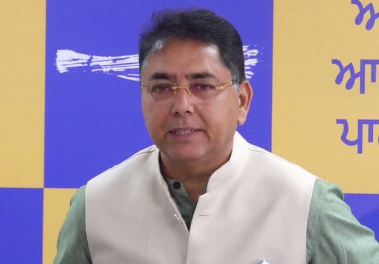 ਮੰਤਰੀ ਅਮਨ ਅਰੋੜਾ ਦਾ ਰਵਨੀਤ ਬਿੱਟੂ ’ਤੇ ਹਮਲਾ/  ਚੋਣਾਂ ਦੌਰਾਨ ਗੁੰਡਾਗਰਦੀ ਦੇ ਇਲਜ਼ਾਮ/ ਪੁਲਿਸ ਨਾਲ ਕੀਤੇ ਵਿਵਹਾਰ ਦੀ ਸਖਤ ਨਿੰਦਾ