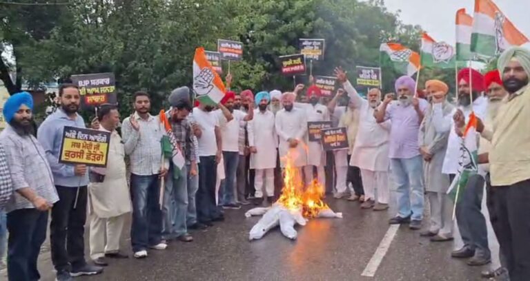 ਅਜਨਾਲਾ ’ਚ ਕਾਂਗਰਸ ਨੇ ਫੂਕਿਆ ਕੇਂਦਰ ਦਾ ਪੂਤਲਾ/ ਤੇਲ ਕੀਮਤਾਂ ਖਿਲਾਫ਼ ਕੀਤੀ ਨਾਅਰੇਬਾਜ਼ੀ