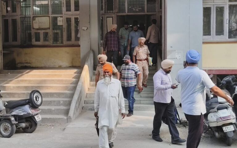 ਅੰਮ੍ਰਿਤਸਰ ਪੁਲਿਸ ਦੀ ਆਪਣੇ ਹੀ ਐਸਐਚਓ ’ਤੇ ਕਾਰਵਾਈ/ ਅਗਵਾ ਮਾਮਲੇ ’ਚ ਗ੍ਰਿਫਤਾਰ ਕਰ ਕੇ ਅਦਾਲਤ ’ਚ ਪੇਸ਼/ ਅਦਾਲਤ ਨੇ ਇਕ ਦਿਨ ਦੇ ਰਿਮਾਂਡ ’ਤੇ ਭੇਜਿਆ