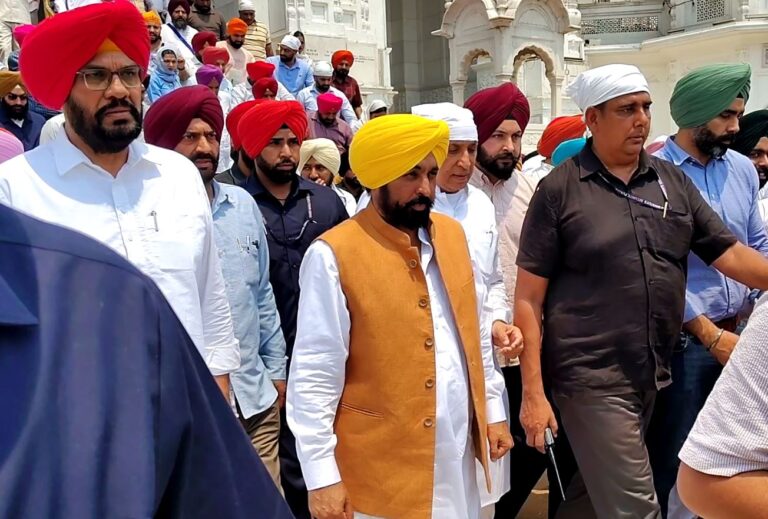 ਸ੍ਰੀ ਦਰਬਾਰ ਸਾਹਿਬ ਵਿਖੇ ਨਤਮਸਤਕ ਹੋਏ ਮੁੱਖ ਮੰਤਰੀ ਮਾਨ/ ਗੁਰੂ ਘਰ ਮੱਥਾ ਟੇਕ ਕੇ ਸਰਬੱਤ ਦੇ ਭਲੇ ਦੀ ਕੀਤੀ ਅਰਦਾਸ/  ਬੇਅਦਬੀ ਕਾਨੂੰਨ ‘ਚ ਸੋਧ ਨੂੰ ਦੱਸਿਆ ਗੁਰੂ ਦੀ ਬਖਸ਼ਿਸ਼