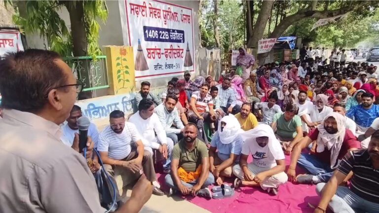 ਫਰੀਦਕੋਟ ’ਚ ਸਫਾਈ ਕਰਮਚਾਰੀਆਂ ਦਾ ਹੜਤਾਲ ਜਾਰੀ/ 6 ਦਿਨ ਦੀ ਹੜਤਾਲ ਬਾਅਦ ਸ਼ਹਿਰ ਦਾ ਬੂਰਾ ਹਾਲ/ ਥਾਂ ਥਾਂ ਲੱਗੇ ਗੰਦਗੀ ਦੇ ਢੇਰ, ਸ਼ਹਿਰ ਵਾਸੀ ਪ੍ਰੇਸ਼ਾਨ