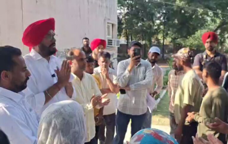 ਪੰਜਾਬ ਸਰਕਾਰ ਦਾ ਸਫਾਈ ਕਾਮਿਆਂ ਨੂੰ ਵੱਡਾ ਤੋਹਫਾ/ ਠੇਕੇਦਾਰੀ ਸਿਸਟਮ ਖਤਮ, ਖਾਤਿਆਂ ’ਚ ਪਵੇਗੀ ਤਨਖਾਹ/ ਮੁੱਖ ਮੰਤਰੀ ਮਾਨ ਦਾ ਸੁਨੇਹਾ ਲੈ ਕੇ ਪਹੁੰਚੇ ਵਿਧਾਇਕ ਧਾਲੀਵਾਲ