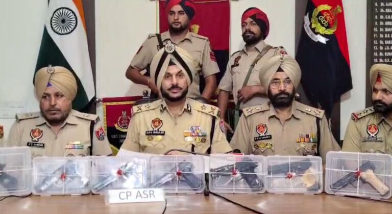 ਅੰਮ੍ਰਿਤਸਰ ਪੁਲਿਸ ਹੱਥ ਲੱਗੀ ਵੱਡੀ ਸਫਲਤਾ/ 7 ਪਿਸਤੌਲ ਤੇ 2 ਕਿਲੋ ਹੈਰੋਇਨ ਸਮੇਤ ਇਕ ਕਾਬੂ/ ਪਾਕਿਸਤਾਨੀ ਸਮਗਲਰਾਂ ਨਾਲ ਜੁੜੇ ਤਾਰ
