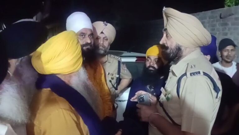 ਜਲੰਧਰ ’ਚ ਮੁੜ ਵਾਪਰੀ ਬੇਅਦਬੀ ਦੀ ਘਟਨਾ/ ਪਲਾਟ ਅੰਦਰ ਸੁੱਟੇ ਮਿਲੇ ਗੁਟਕਾ ਸਾਹਿਬ ਦੇ ਅੰਗ/ ਸੰਗਤ ’ਚ ਰੋਸ, ਪੁਲਿਸ ਨੇ ਜਾਂਚ ਕੀਤੀ ਸ਼ੁਰੂ