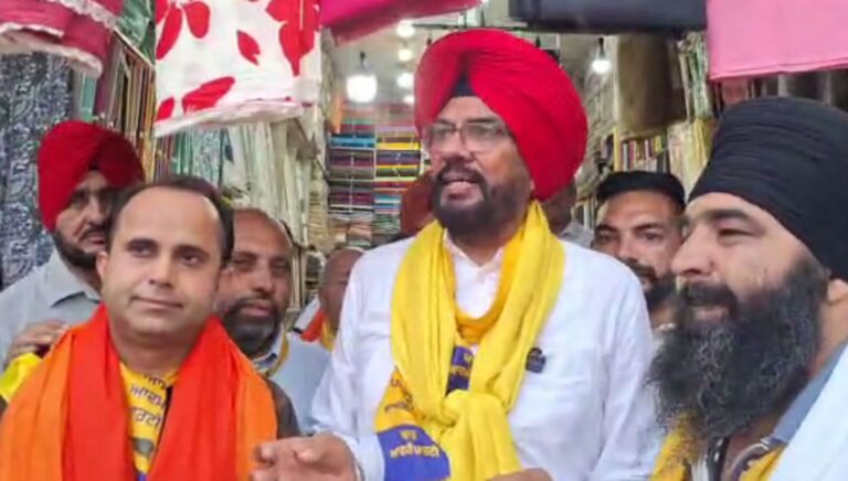 ਅਜਨਾਲਾ ਵਾਸੀਆਂ ਨੂੰ ਵਿਧਾਇਕ ਧਾਲੀਵਾਲ ਦੀ ਅਪੀਲ/ ਵਿਕਾਸ ਦੇ ਮੁੱਦੇ ’ਤੇ ਵੋਟਾਂ ਪਾਉਣ ਦੀ ਸਲਾਹ/ ਘਰ ਘਰ ਜਾ ਕੇ ਕੀਤਾ ਚੋਣ ਪ੍ਰਚਾਰ