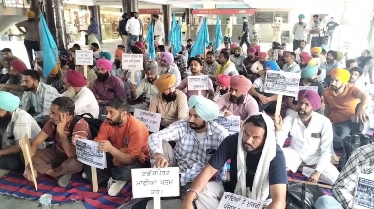 ਅੰਮ੍ਰਿਤਸਰ ਬੱਸ ਅੱਡੇ ’ਤੇ ਰੋਡਵੇਜ ਕਾਮਿਆਂ ਦਾ ਪ੍ਰਦਰਸ਼ਨ/ ਕੱਚੇ ਕਾਮਿਆਂ ਨੂੰ ਪੱਕਾ ਕਰਨ ਦੀ ਕੀਤੀ ਮੰਗ/ 25 ਤੋਂ 27 ਤਾਰੀਖ ਨੂੰ ਮੁਕੰਮਲ ਹੜਤਾਲ ਦੀ ਚੇਤਾਵਨੀ