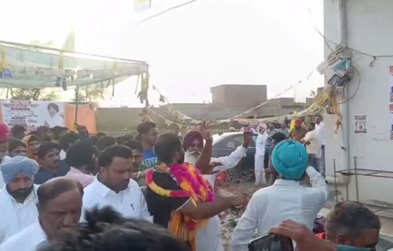 ਜਲਾਲਾਬਾਦ ’ਚ ਕਾਂਗਰਸ ਤੇ ‘ਆਪ’ ਵਰਕਰਾਂ ਵਿਚਾਲੇ ਖੜਕੀ/ ਮੰਡੀ ਅਰਨਿੰਗ ਵਾਲਾ ਵਿਖੇ ਨਿਗਮ ਚੋਣਾਂ ਨੂੰ ਲੈ ਕੇ ਹੰਗਾਮਾ/ ਕਾਂਗਰਸੀਆਂ ਨੇ ਹਾਈਵੇ ਜਾਮ ਕਰ ਕੇ ਲਾਇਆ ਧਰਨਾ