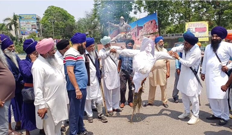 ਸਰਹਿੰਦ ਵਿਖੇ ਅਕਾਲੀ ਦਲ ਵਾਰਿਸ ਪੰਜਾਬ ਦਾ ਪ੍ਰਦਰਸ਼ਨ/ ਕਾਂਗਰਸੀ ਆਗੂ ਸੁਖਜਿੰਦਰ ਰੰਧਾਵਾਂ ਦਾ ਫੂਕਿਆ ਪੁਤਲਾ