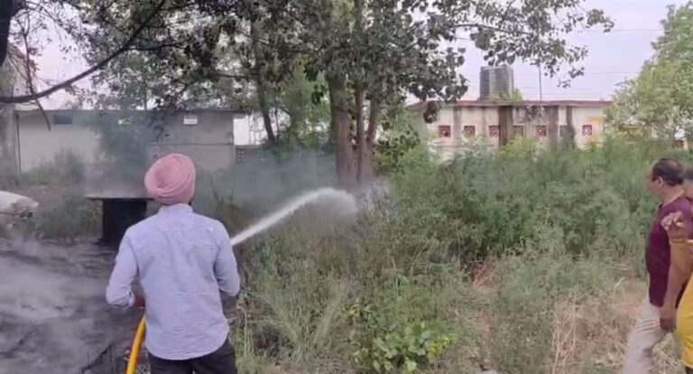 ਬਟਾਲਾ ਰੇਲਵੇ ਸਟੇਸ਼ਨ ਨੇੜੇ ਭਿਆਨਕ ਅੱਗ/ ਤਾਰਾਂ ਦੇ ਬੰਡਲ ਤੇ ਪਸਾਸਟਿਕ ਪਾਈਪਾਂ ਸੜ ਕੇ ਸੁਆਹ/ ਸੁੱਕੇ ਘਾਹ ’ਤੇ ਸਿਗਰਟ ਸੁੱਟਣ ਕਾਰਨ ਅੱਗ ਲੱਗਣ ਦਾ ਸ਼ੱਕ