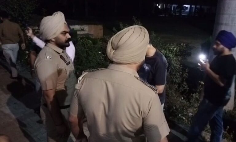 ਸਮਰਾਲਾ ਦੇ ਮਾਲਵਾ ਕਾਲਜ ਦੇ ਬਾਹਰ ਹੰਗਾਮਾ/ ਸਟਰੋਂਗ ਰੂਮ ਅੰਦਰ ਕੈਮਰੇ ਬੰਦ ਹੋਣ ’ਤੇ ਚੁੱਕੇ ਸਵਾਲ/ ਪੁਲਿਸ ਨੇ ਸ਼ਾਂਤ ਕਰਵਾਇਆ ਮਾਹੌਲ