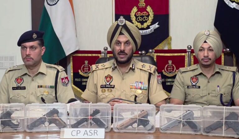 ਅੰਮ੍ਰਿਤਸਰ ਪੁਲਿਸ ਵੱਲੋਂ ਹਥਿਆਰ-ਤਸਕਰੀ ਮੋਡੀਊਲ ਬੇਨਕਾਬ/ 4 ਆਰੋਪੀ ਗ੍ਰਿਫਤਾਰ, 7 ਆਧੁਨਿਕ ਪਿਸਤੌਲ ਬਰਾਮਦ/ ਪਾਕਿਸਤਾਨ ਨਾਲ ਸੋਸ਼ਲ ਮੀਡੀਆ ਰਾਹੀਂ ਜੁੜੇ ਹੋਏ ਸੀ ਆਰੋਪੀ