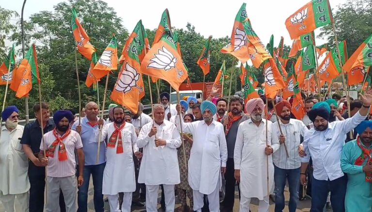 ਫਤਹਿਗੜ੍ਹ ਸਾਹਿਬ ਡੀਸੀ ਦਫਤਰ ਅੱਗੇ ਭਾਜਪਾ ਦਾ ਪ੍ਰਦਰਸ਼ਨ/ ਬੰਬ ਧਮਾਕਿਆਂ ਬਾਰੇ ਸੀਐਮ ਮਾਨ ਦੇ ਬਿਆਨਾਂ ਦਾ ਨਿੰਦਾ/  ਮੁੱਖ ਮੰਤਰੀ ਦੇ ਬਿਆਨ ਖਿਲਾਫ ਨਾਅਰੇਬਾਜ਼ੀ