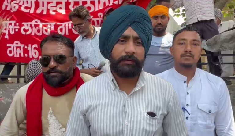 ਲਹਿਰਾਗਾਗਾ ’ਚ ਸਫਾਈ ਸੇਵਕਾਂ ਦਾ ਪ੍ਰਦਰਸ਼ਨ/ ‘ਬਰਤਨ ਖੜਕਾ’ ਕੇ ਕੀਤੀ ਨਾਅਰੇਬਾਜ਼ੀ/ ਮੰਗਾਂ ਨਾ ਮੰਨਣ ’ਤੇ ਸੰਘਰਸ਼ ਤੇਜ਼ ਕਰਨ ਦੀ ਚਿਤਾਵਨੀ