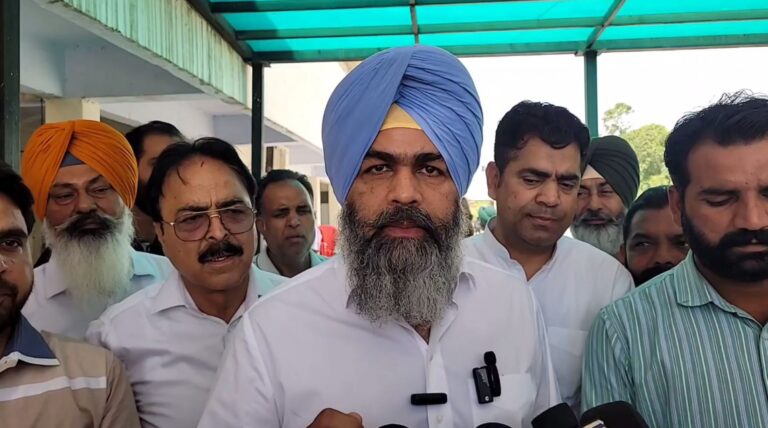 ਫਰੀਦਕੋਟ ਪ੍ਰਸ਼ਾਸਨ ’ਤੇ ਵਰ੍ਹੇ ਅਕਾਲੀ ਆਗੂ ਬੰਟੀ ਰੋਮਾਣਾ/ ਗਲਤ ਇਤਰਾਜ਼ਾਂ ਤਹਿਤ ਨਾਮਜ਼ਦਗੀ ਰੱਦ ਕਰਨ ਦੇ ਇਲਜ਼ਾਮ/ ਐਸਡੀਐਮ ਨਾਲ ਮੁਲਾਕਾਤ ਕਰ ਕੇ ਉਠਾਇਆ ਮੁੱਦਾ