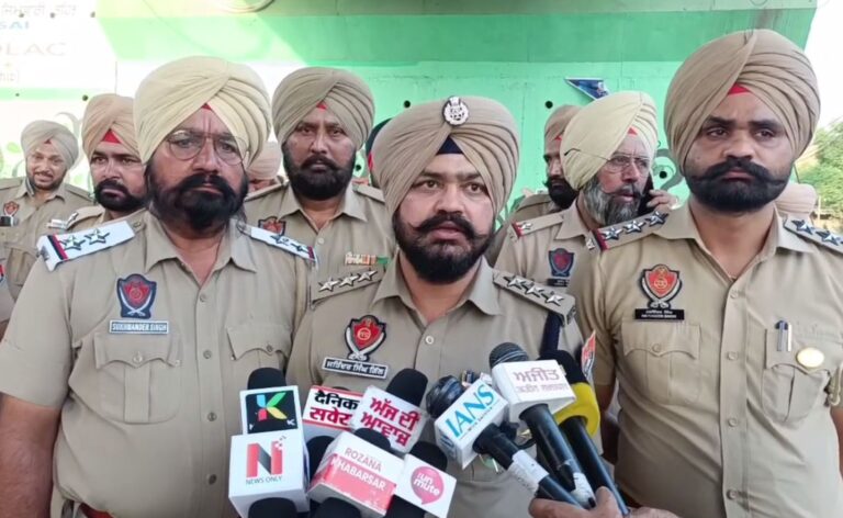 ਮੋਗਾ ਪੁਲਿਸ ਨੇ ਕੱਢਿਆ ਫਲੈਗ ਮਾਰਚ/ ਧਮਕੀ ਈਮੇਲਾਂ ਤੋਂ ਬਾਅਦ ਵਧਾਈ ਚੌਕਸੀ/ ਨਿਗਮ ਚੋਣਾਂ ਦੇ ਮੱਦੇਨਜ਼ਰ ਪੁਲਿਸ ਪ੍ਰਸ਼ਾਸਨ ਮੁਸ਼ਤੈਦ