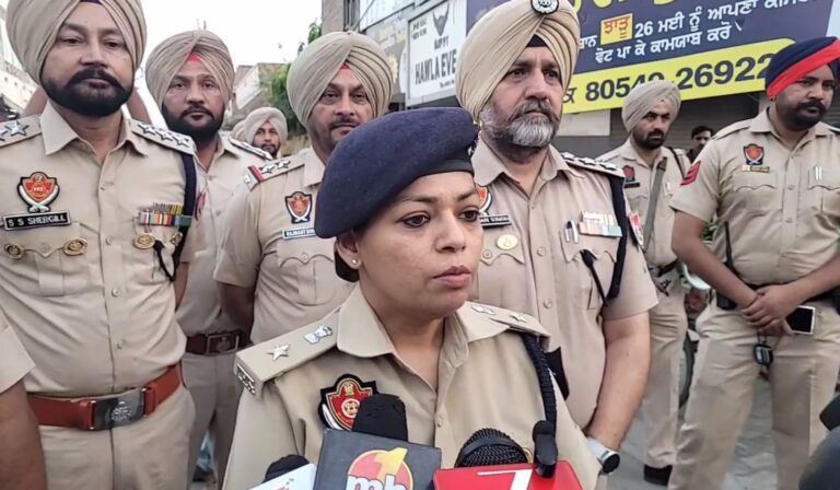 ਫਰੀਦਕੋਟ ਪੁਲਿਸ ਵੱਲੋਂ ਸ਼ਹਿਰ ਅੰਦਰ ਫਲੈਗ ਮਾਰਚ/ ਨਗਰ ਕੌਂਸਲ ਚੋਣਾਂ ਦੇ ਮੱਦੇਨਜ਼ਰ ਵਧਾਈ ਚੌਕਸੀ/ ਐਸਐਸਪੀ ਡਾ. ਪ੍ਰਗਿਆ ਜੈਨ ਨੇ ਕੀਤੀ ਅਗਵਾਈ