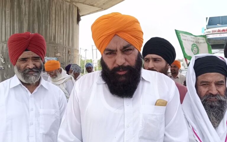 ਅੰਮ੍ਰਿਤਸਰ ’ਚ ਅਧੂਰੇ ਪੁਲ ਨੂੰ ਲੈ ਕੇ ਪ੍ਰਦਰਸ਼ਨ/ ਸਾਬਕਾ ਕੌਂਸਲਰ ਤੇ ਪਿੰਡ ਵਾਸੀਆਂ ਨੇ ਦਿੱਤਾ ਧਰਨਾ/ ਕੰਮ ਨਾ ਹੋਣ ’ਤੇ ਅਣਮਿੱਥੇ ਸਮੇਂ ਲਈ ਸੰਘਰਸ਼ ਦਾ ਐਲਾਨ