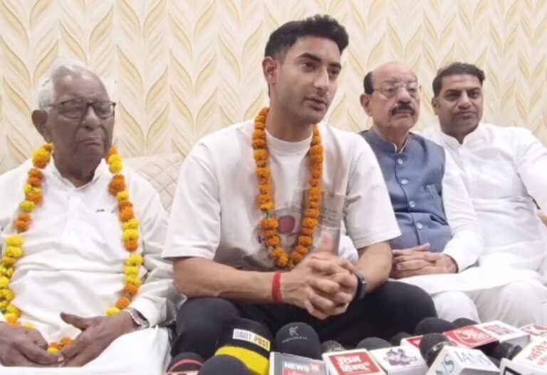 ਜੱਦੀ ਘਰ ਜਲੰਧਰ ਪਰਤੇ ਕ੍ਰਿਕਟਰ ਕ੍ਰਿਸ਼ ਭਗਤ/ ਪਰਿਵਾਰ ਤੇ ਪ੍ਰਸੰਸ਼ਕਾਂ ਵੱਲੋਂ ਭਰਵਾਂ ਸਵਾਗਤ/ ਘਰ ਵਧਾਈਆਂ ਦੇਣ ਵਾਲਿਆਂ ਦਾ ਲੱਗਿਆ ਤਾਂਤਾ