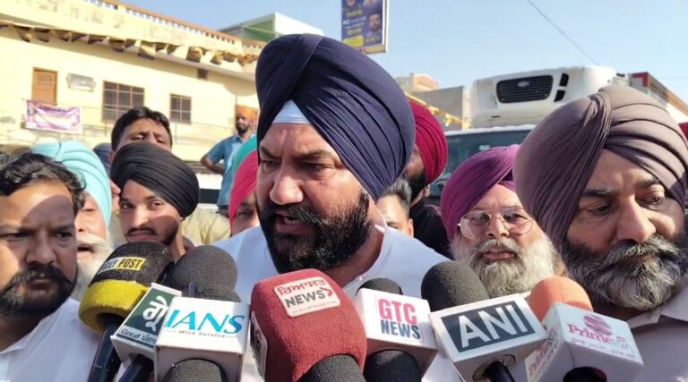 ਮਜੀਠਾ ’ਚ ਮਜੀਠਆ ਤੇ ਤਲਬੀਰ ਗਿੱਲ ਆਹਮੋ-ਸਾਹਮਣੇ/  ਮਜੀਠੀਆ ਨੇ ਲਾਏ ਧੱਕੇਸ਼ਾਹੀ ਦੇ ਇਲਜ਼ਾਮ/ ਤਲਬੀਰ ਗਿੱਲ ਬੋਲੇ, ਨਹੀਂ ਚੱਲੇਗੀ ਗੁੰਡਾਗਰਦੀ