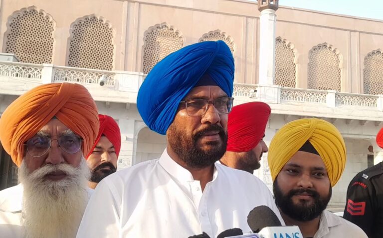 ਸ੍ਰੀ ਦਰਬਾਰ ਸਾਹਿਬ ਵਿਖੇ ਨਤਮਸਤਕ ਹੋਏ ਵਿਧਾਇਕ ਧਾਲੀਵਾਲ/ ਨਿਗਮ ਚੋਣਾਂ ’ਚ ਮਿਲੀ ਜਿੱਤ ਲਈ ਕੀਤਾ ਸ਼ੁਕਰਾਨਾ/ ਗੁਰੂ ਘਰ ਮੱਥਾ ਟੇਕ ਕੇ ਕੀਤੀ ਸਰਬੱਤ ਦੇ ਭਲੇ ਦੀ ਅਰਦਾਸ