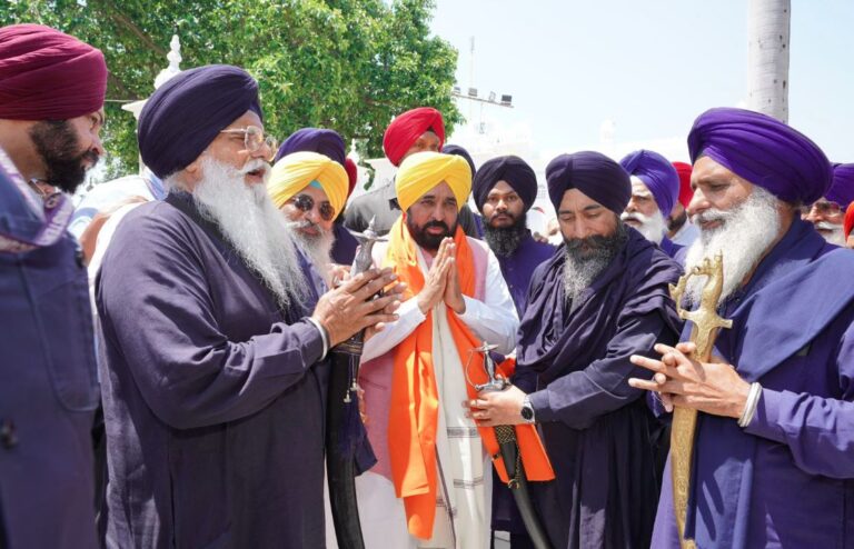 ਸ੍ਰੀ ਆਨੰਦਪੁਰ ਸਾਹਿਬ ਵਿਖੇ ਨਤਮਸਤਕ ਹੋਏ ਸੀਐਮ ਮਾਨ/ ਚਾਰ ਦਿਨਾਂ ਸ਼ੁਕਰਾਨਾ ਯਾਤਰਾ ਦੀ ਕੀਤੀ ਸ਼ੁਰੂਆਤ/ ਬੇਅਦਬੀ ਵਿਰੋਧੀ ਕਾਨੂੰਨ ਲਾਗੂ ਹੋਣ ਮਗਰੋਂ ਕੱਢੀ ਸ਼ੁਕਰਾਨਾ ਯਾਤਰਾ