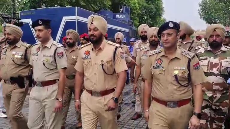 ਅੰਮ੍ਰਿਤਸਰ ਪੁਲਿਸ ਦੀ ਘੱਲੂਘਾਰੇ ਦੀ ਬਰਸੀ ਮੌਕੇ ਚੌਕਸੀ/ ਦੁਰਗਿਆਣਾ ਮੰਦਰ ਬਾਹਰ ਪੁਲਿਸ ਨੇ ਕੱਢਿਆ ਫਲੈਗ ਮਾਰਚ/ ਧਮਕੀ ਭਰੇ ਪੱਤਰ ਮਗਰੋਂ ਵਧਾਈ ਮੰਦਰ ਦੀ ਸੁਰੱਖਿਆ