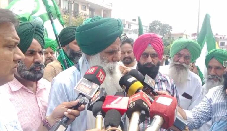 ਮੋਹਾਲੀ ’ਚ ਬੈਂਕ ਧੱਕੇਸ਼ਾਹੀ ਖਿਲਾਫ ਕਿਸਾਨਾਂ ਦਾ ਪ੍ਰਦਰਸ਼ਨ/ ਖੁਦਕੁਸ਼ੀ ਕਰ ਗਏ ਭਰਾਵਾਂ ਨੂੰ ਇਨਸਾਫ ਦੇਣ ਦੀ ਮੰਗ/ ਪੁਲਿਸ ਨੇ ਰੋਕੇ ਚੰਡੀਗੜ੍ਹ ਵੱਲ ਜਾਂਦੇ ਕਿਸਾਨ