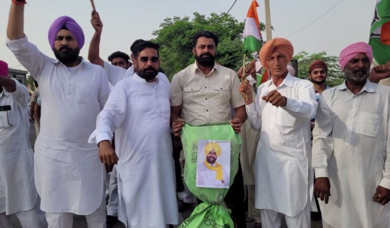 ਮੌੜ ਮੰਡੀ ’ਚ ਕਾਂਗਰਸ ਦਾ ਅਰਥੀ ਫੂਕ ਮੁਜਾਹਰਾ/ ਵਰਕਰਾਂ ਤੇ ਦਰਜ ਮਾਮਲੇ ਵਾਪਸ ਲੈਣ ਦੀ ਮੰਗ/ ਮੁਲਾਜ਼ਮਾਂ ਤੇ ਲਾਠੀਚਾਰਜ ਦੀ ਸਖਤ ਨਿੰਦਾ