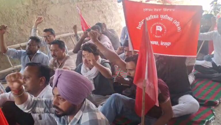 ਕਪੂਰਥਲਾ ’ਚ ਬਿਜਲੀ ਮੁਲਾਜ਼ਮ ਜਥੇਬੰਦੀਆਂ ਦਾ ਪ੍ਰਦਰਸ਼ਨ/ ਡੀਐਸਪੀ ਦਾ ਪੁਤਲਾ ਫੂਕ ਕੇ ਕੀਤੀ ਨਾਅਰੇਬਾਜ਼ੀ/ ਪਟਿਆਲਾ ਲਾਠੀਚਾਰਜ ਦੀ ਕੀਤੀ ਸਖਤ ਨਿੰਦਾ