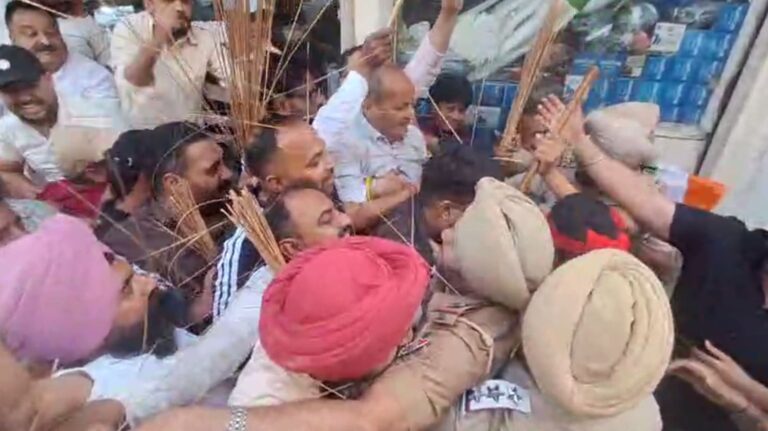 ਜਲੰਧਰ ’ਚ ਮੰਤਰੀ ਦੇ ਘਰ ਅੱਗੇ ਕਾਂਗਰਸ ਦਾ ਪ੍ਰਦਰਸ਼ਨ/ ਦਫਤਰ ਦਾ ਘਿਰਾਓ ਕਰਨ ਦੌਰਾਨ ਪੁਲਿਸ ਨਾਲ ਧੱਕਾਮੁਕੀ/ ਝਾੜੂ ਦੀ ਬੇਅਦਬੀ ਮਾਮਲੇ ਨੂੰ ਲੈ ਕੇ ਪ੍ਰਗਟਾਇਆ ਰੋਸ