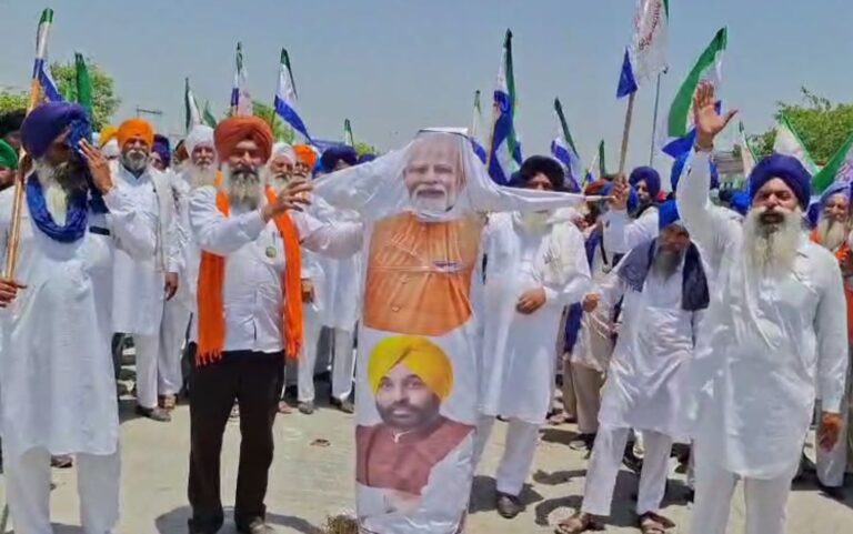 ਪੱਟੀ ’ਚ ਤੇਲ ਕੀਮਤਾਂ ਖਿਲਾਫ਼ ਕਿਸਾਨਾਂ ਦਾ ਪ੍ਰਦਰਸ਼ਨ/ ਟੌਲ ਪਲਾਜਾ ਪਰਚੀ ਮੁਕਤ ਕਰ ਕੇ ਸਾੜਿਆ ਪੁਤਲਾ/ ਡੀਜ਼ਲ ਤੇ ਖਾਦ ਕੀਮਤਾਂ ਘਟਾਉਣ ਦੀ ਮੰਗ