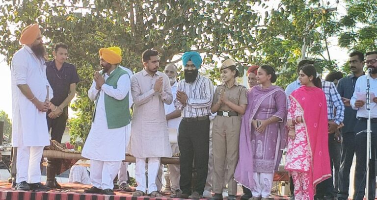 ਰੂਪਨਗਰ ਦੇ ਪਿੰਡ ਬੜਬਾ ਪਹੁੰਚੇ ਮੁੱਖ ਮੰਤਰੀ ਮਾਨ/ ਵਿਸ਼ੇਸ ਸੱਥ ਪ੍ਰੋਗਰਾਮ ਤਹਿਤ ਸੁਣੇ ਲੋਕਾਂ ਦੇ ਮਸਲੇ/ ਪਿੰਡ ਦੇ ਵਿਕਾਸ ਲਈ 50 ਲੱਖ ਦਾ ਚੈੱਕ ਭੇਂਟ
