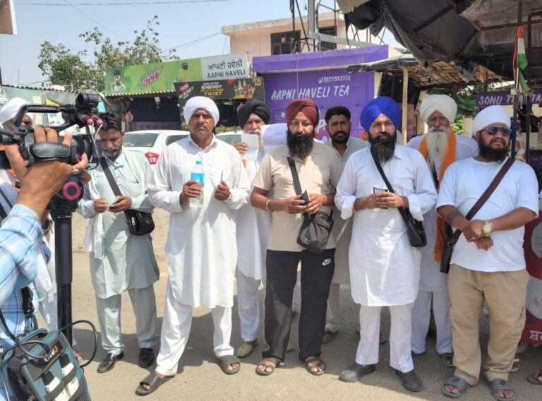 ਵਾਹਗਾ ਸਰਹੱਦ ’ਤੇ ਰੋਕੇ ਹਰਿਆਣਾ ਦੇ 78 ਸ਼ਰਧਾਲੂ/ ਗੁਰਧਾਮਾਂ ਦੀ ਯਾਤਰਾ ਲਈ ਜਾ ਰਹੇ ਸੀ ਪਾਕਿਸਤਾਨ/ ਸ਼ਰਧਾਲੂਆਂ ’ਚ ਨਿਰਾਸ਼ਾ