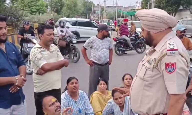 ਜਲੰਧਰ ਦੇ ਥਾਣਾ ਬਸਤੀ ਬਾਵਾ ਖੇਲ ਅੱਗੇ ਧਰਨਾ/ ਪਰਿਵਾਰ ਨੇ ਕਤਲ ਮਾਮਲੇ ’ਚ ਮੰਗਿਆ ਇਨਸਾਫ/ ਪੁਲਿਸ ’ਤੇ ਲਾਏ ਢਿੱਲੀ ਕਾਰਵਾਈ ਦੇ ਇਲਜ਼ਾਮ