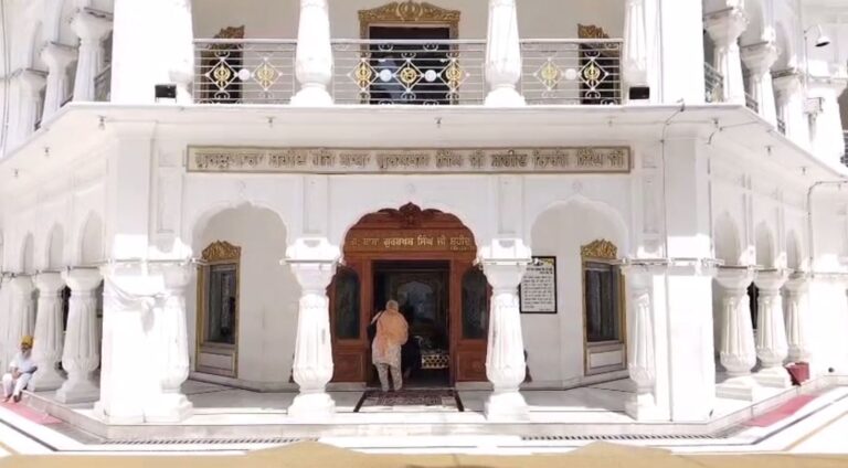 ਸ੍ਰੀ ਦਰਬਾਰ ਸਾਹਿਬ ਵਿਖੇ ਬੇਅਦਬੀ ਦੀ ਕੋਸ਼ਿਸ਼/ ਗੁਰਦੁਆਰਾ ਸ਼ਹੀਦ ਗੁਰਬਖਸ਼ ਸਿੰਘ ਦੀ ਘਟਨਾ/ ਸੇਵਾਦਾਰਾਂ ਨੇ ਮੁਲਜ਼ਮ ਨੂੰ ਕੀਤਾ ਪੁਲਿਸ ਹਵਾਲੇ