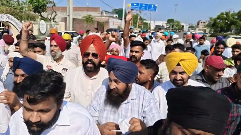 ਅੰਮ੍ਰਿਤਸਰ ‘ਚ ਕਾਕਰੋਚ ਜਨਤਾ ਪਾਰਟੀ ਦਾ ਪ੍ਰਦਰਸ਼ਨ/ ਸਿੱਖਿਆ ਪ੍ਰਣਾਲੀ ‘ਚ ਸੁਧਾਰ ਦੀ ਉਠਾਈ ਮੰਗ/ ਲੀਕ ਮਾਮਲੇ ‘ਤੇ ਨੌਜਵਾਨਾਂ ਦਾ ਗੁੱਸਾ, ਮੰਗਿਆ ਜਵਾਬ