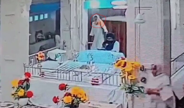 ਝਬਾਲ ਦੇ ਗੁਰਦੁਆਰਾ ਸਾਹਿਬ ‘ਚ ਬੇਅਦਬੀ ਦੀ ਕੋਸ਼ਿਸ਼/ ਸੇਵਾਦਾਰਾਂ ਨੇ ਔਰਤ ਨੂੰ ਫੜ ਕੇ ਕੀਤਾ ਪੁਲਿਸ ਹਵਾਲੇ/ ਪੁਲਿਸ ਨੇ ਕੇਸ ਦਰਜ ਕਰ ਕੇ ਜਾਂਚ ਆਰੰਭੀ