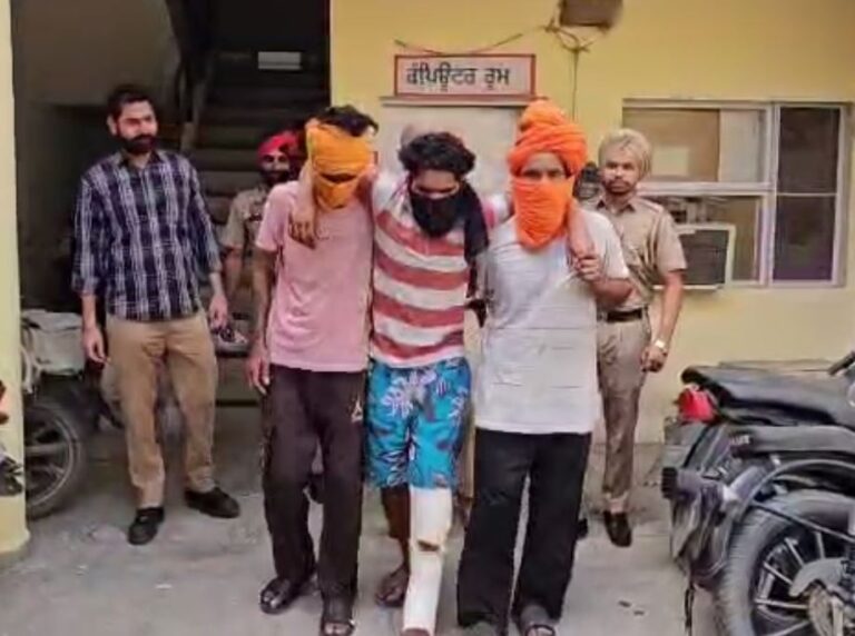 ਮੋਗਾ ਪੁਲਿਸ ਵੱਲੋਂ ਲੁੱਟ ਦੇ 3 ਦੋਸ਼ੀ ਗ੍ਰਿਫਤਾਰ/ ਤਲਵਾਰ ਦਿਖਾ ਕੇ ਲੁੱਟਿਆ ਸੀ ਮੋਟਰ ਸਾਇਕਲ/ ਲੁੱਟ ਕੀਤਾ ਮੋਟਰ ਸਾਇਕਲ ਤੇ ਤਲਵਾਰ ਬਰਾਮਦ