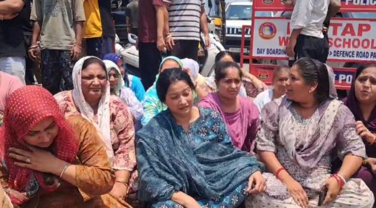 ਪਠਾਨਕੋਟ ਪੁਲਿਸ ਖਿਲਾਫ ਫੁੱਟਿਆ ਪਰਿਵਾਰ ਦਾ ਗੁੱਸਾ/ ਕਤਲ ਮਾਮਲੇ ’ਚ ਢਿੱਲੀ ਕਾਰਵਾਈ ਦੇ ਇਲਜ਼ਾਮ/ ਬਾਲਮੀਕੀ ਚੌਂਕ ਜਾਮ ਕਰ ਕੇ ਕੀਤੀ ਨਾਅਰੇਬਾਜ਼ੀ