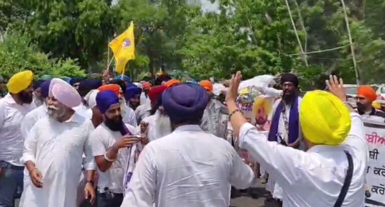 ਅੰਮ੍ਰਿਤਸਰ ‘ਚ ਅਕਾਲੀ ਦਲ ਵਾਰਿਸ ਪੰਜਾਬ ਦਾ ਪ੍ਰਦਰਸ਼ਨ/ ਮੁੱਖ ਮੰਤਰੀ ਖ਼ਿਲਾਫ਼ ਡੀ.ਸੀ. ਨੂੰ ਸੌਂਪਿਆ ਮੰਗ ਪੱਤਰ/ ਅਸਤੀਫਾ ਦੇ ਕੇ ਅਕਾਲ ਤਖਤ ’ਤੇ ਪੇਸ਼ ਹੋਣ ਦੀ ਮੰਗ