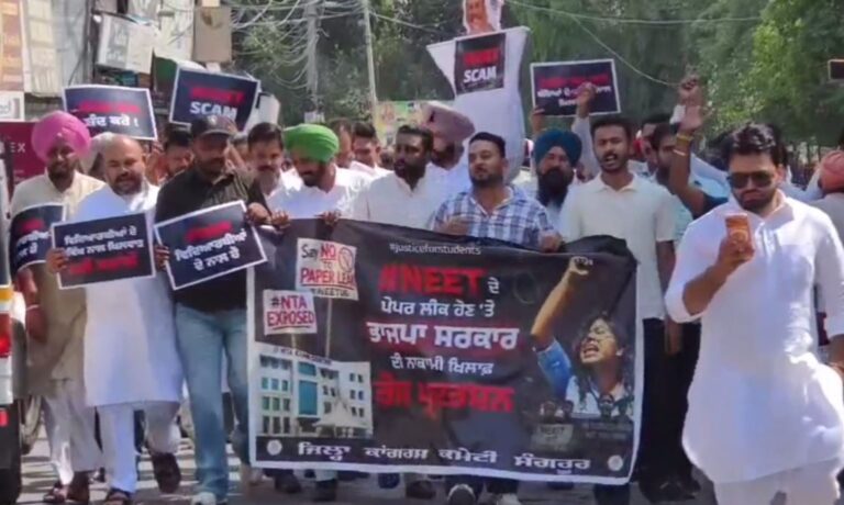 ਸੰਗਰੂਰ ’ਚ ਕੇਂਦਰ ਸਰਕਾਰ ਖਿਲਾਫ ਕਾਂਗਰਸ ਦਾ ਪ੍ਰਦਰਸ਼ਨ/ ਨੀਟ ਪੇਪਰ ਲੀਕ ਮਾਮਲੇ ਨੂੰ ਲੈ ਕੇ ਕੀਤੀ ਨਾਅਰੇਬਾਜ਼ੀ/ ਹੋਣਹਾਰ ਬੱਚਿਆਂ ਦਾ ਭਵਿੱਖ ਖਤਰੇ ’ਚ ਪਾਉਣ ਦੇ ਇਲਜ਼ਾਮ