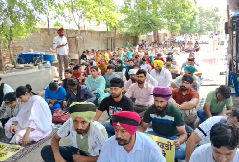 ਧੂਰੀ ’ਚ ਟਾਵਰ ’ਤੇ ਅਧਿਆਪਕ ਦਾ ਪ੍ਰਦਰਸ਼ਨ 11ਵੇਂ ਦਿਨ ਜਾਰੀ/ ਹੱਕ ’ਚ ਪਹੁੰਚੀਆਂ ਸੂਬੇ ਭਰ ਤੋਂ ਅਧਿਆਪਕ ਜਥੇਬੰਦੀਆਂ/ ਅਪਰਾਧੀ ਨਹੀਂ ਅਧਿਆਪਕ ਹਾਂ ਦਾ ਦਿੱਤਾ ਨਾਅਰਾ