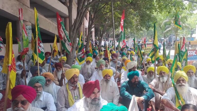 ਲੁਧਿਆਣਾ ਡੀਸੀ ਦਫਤਰ ਅੱਗੇ ਕਿਸਾਨਾਂ ਦਾ ਧਰਨਾ/ ਕਿਸਾਨੀ ਮੰਗਾਂ ਨੂੰ ਲੈ ਕੇ ਕੀਤੀ ਨਾਅਰੇਬਾਜ਼ੀ/ ਡੀਸੀ ਨੂੰ ਸੌਂਪਿਆ ਮੰਗ ਪੱਤਰ