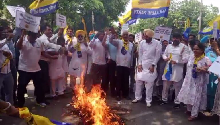 ਚੰਡੀਗੜ੍ਹ ’ਚ ਭਾਜਪਾ ਖਿਲਾਫ ‘ਆਪ’ ਦਾ ਪ੍ਰਦਰਸ਼ਨ/ ਪੰਜਾਬੀਆਂ ਖਿਲਾਫ ਟਿੱਪਣੀ ਖਿਲਾਫ ਨਾਅਰੇਬਾਜ਼ੀ/ ਚੰਡੀਗੜ੍ਹ ਪ੍ਰਧਾਨ ਦਾ ਮੰਗਿਆ ਅਸਤੀਫਾ