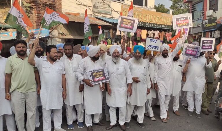 ਫਰੀਦਕੋਟ ’ਚ ਕਾਂਗਰਸ ਦਾ ਅਰਥੀ ਫੂਕ ਮੁਜਾਹਰਾ/ ਭਾਜਪਾ ਆਗੂ ਜਤਿੰਦਰਪਾਲ ਮਲਹੋਤਰਾ ਦਾ ਫੂਕਿਆ ਪੁਤਲਾ/ ਪੰਜਾਬੀਆਂ ਬਾਰੇ ਟਿੱਪਣੀ ਖਿਲਾਫ ਜੰਮ ਕੇ ਨਾਅਰੇਬਾਜ਼ੀ